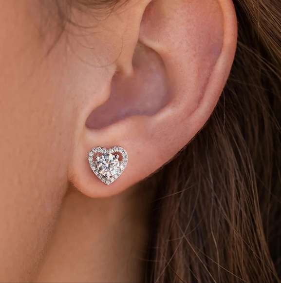 Certified 1ct VVS1 Moissanite Heart Stud Earrings - Picture 5 of 8